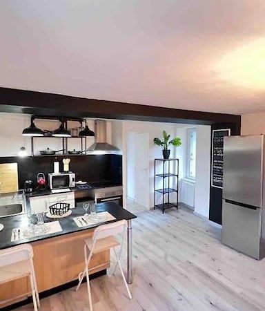 Logement Moderne Au Coeur Du Village Saint-Georges-de-Luzençon Esterno foto