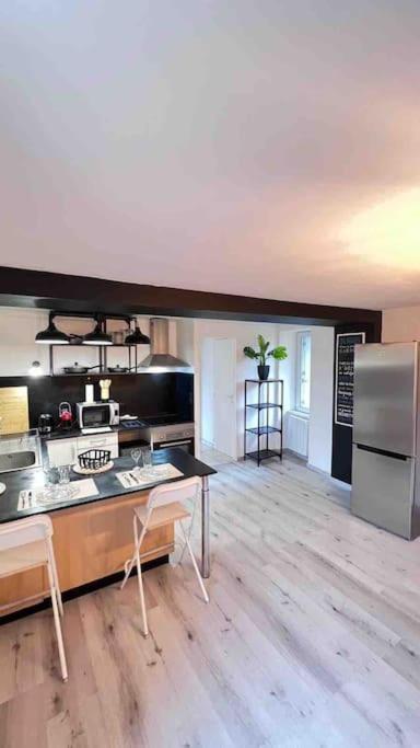 Logement Moderne Au Coeur Du Village Saint-Georges-de-Luzençon Esterno foto