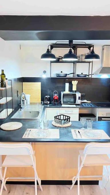 Logement Moderne Au Coeur Du Village Saint-Georges-de-Luzençon Esterno foto