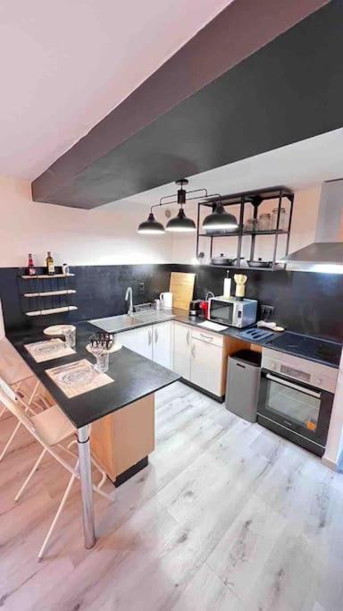 Logement Moderne Au Coeur Du Village Saint-Georges-de-Luzençon Esterno foto