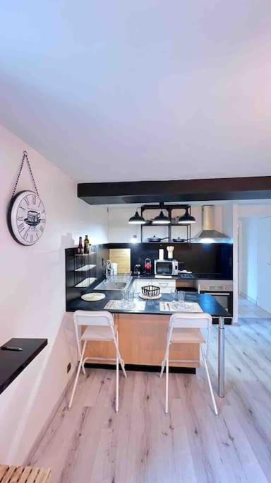 Logement Moderne Au Coeur Du Village Saint-Georges-de-Luzençon Esterno foto
