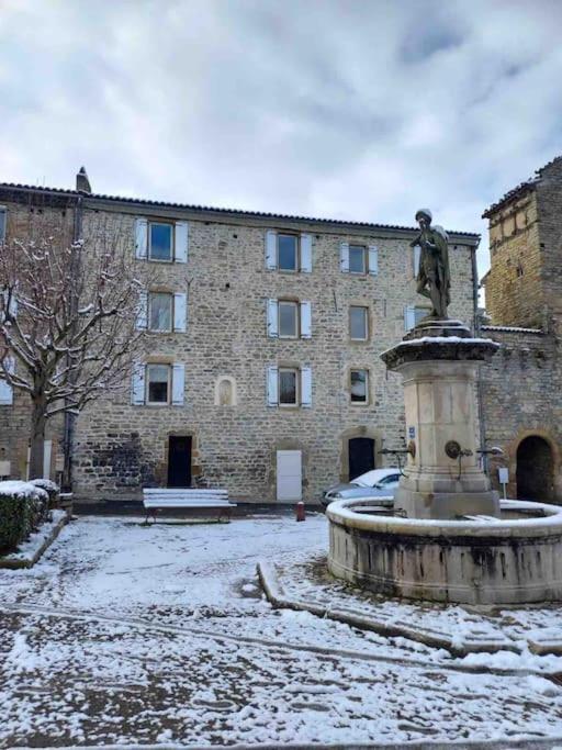 Logement Moderne Au Coeur Du Village Saint-Georges-de-Luzençon Esterno foto
