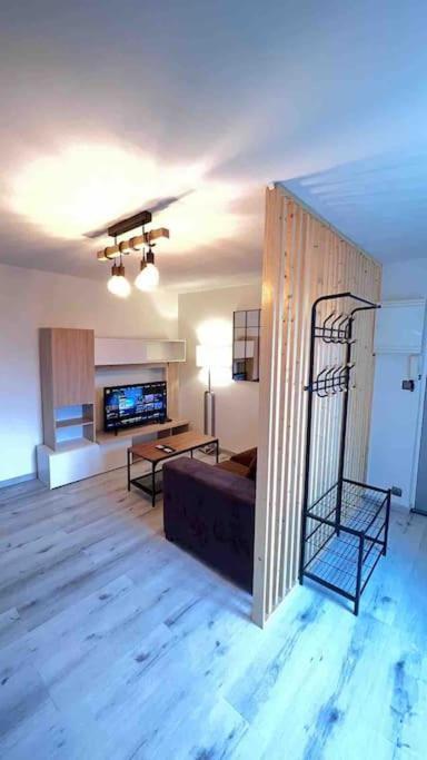 Logement Moderne Au Coeur Du Village Saint-Georges-de-Luzençon Esterno foto