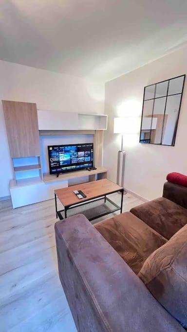 Logement Moderne Au Coeur Du Village Saint-Georges-de-Luzençon Esterno foto