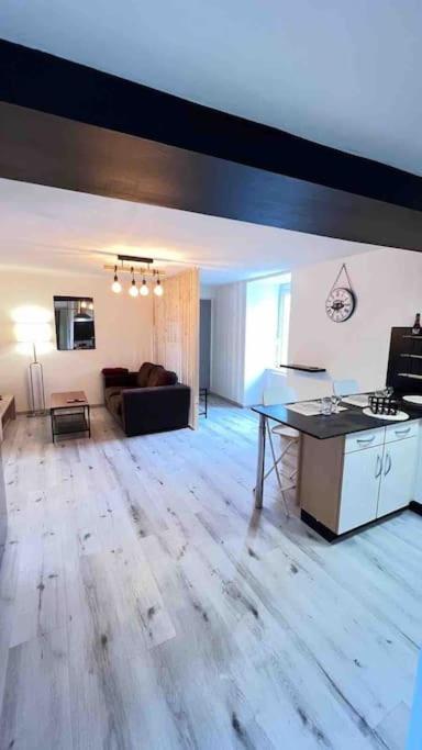 Logement Moderne Au Coeur Du Village Saint-Georges-de-Luzençon Esterno foto