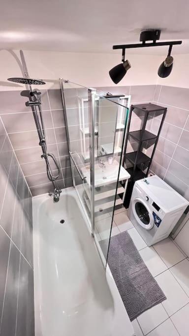 Logement Moderne Au Coeur Du Village Saint-Georges-de-Luzençon Esterno foto