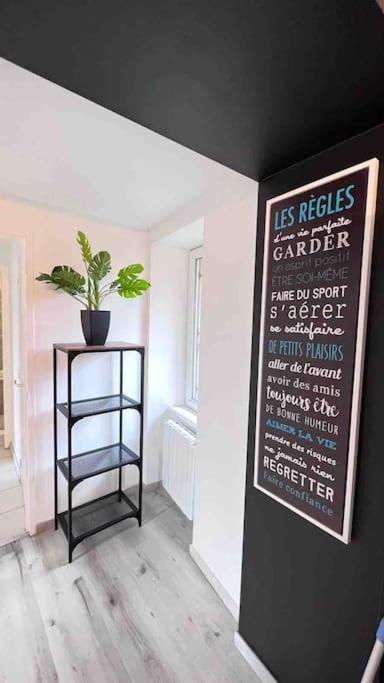Logement Moderne Au Coeur Du Village Saint-Georges-de-Luzençon Esterno foto