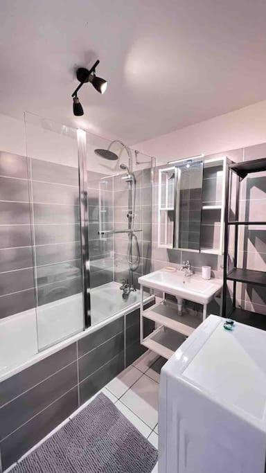 Logement Moderne Au Coeur Du Village Saint-Georges-de-Luzençon Esterno foto