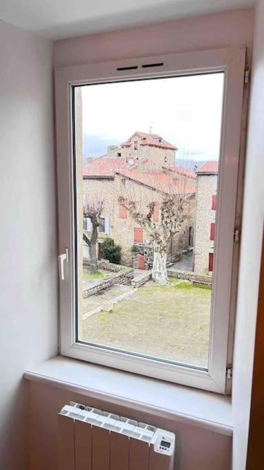 Logement Moderne Au Coeur Du Village Saint-Georges-de-Luzençon Esterno foto